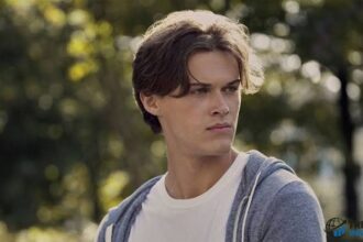 christopher briney height